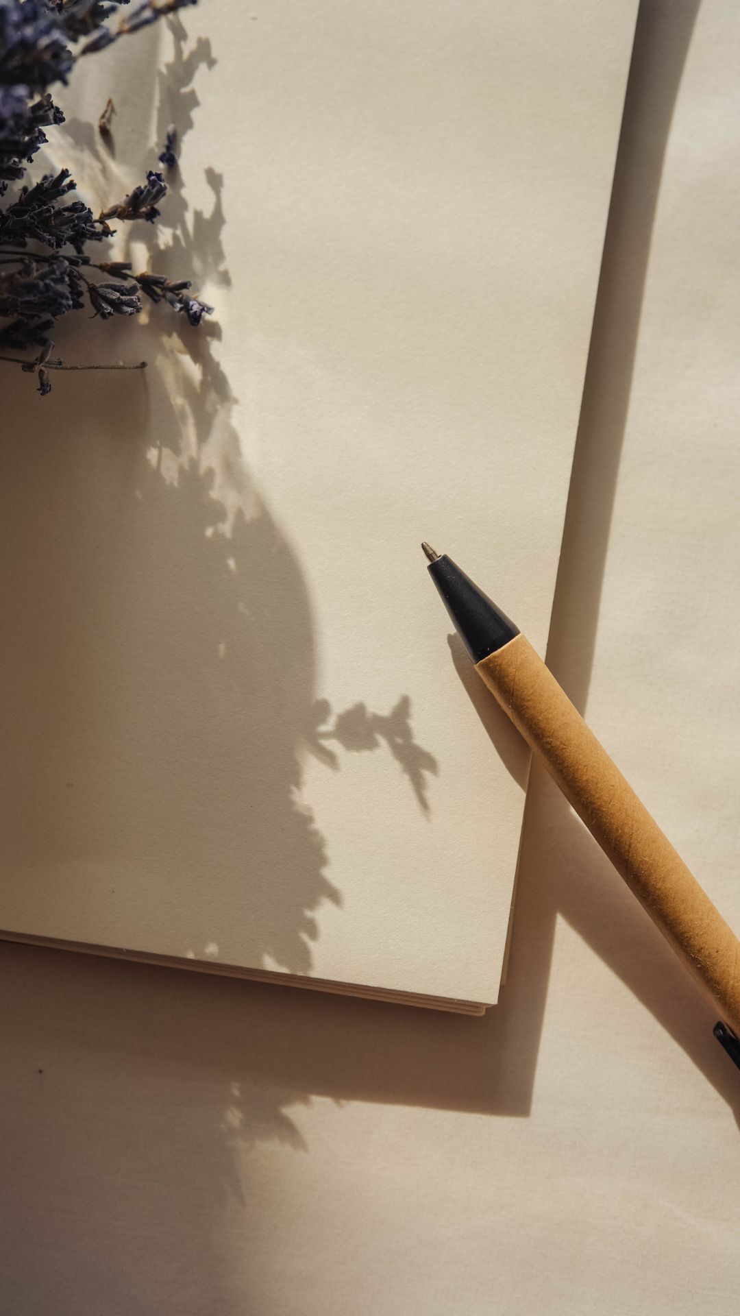 Notebook and pencil on desk – reasons to work with a Melbourne accredited editor and proofreader specialising in technical writing and educational publishing.